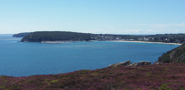 Vue sur le port de plaisance de Morgat