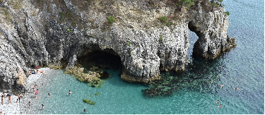 Vue sur la plage de l'Ile vierge au sud de Morgat