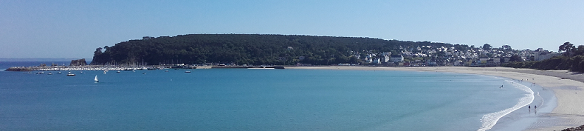 Vue sur la plage et le port de plaisance de Morgat