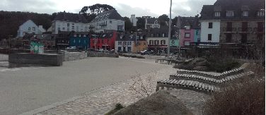 Vue sur la nouvelle esplanade qui relie la plage et le port de Morgat