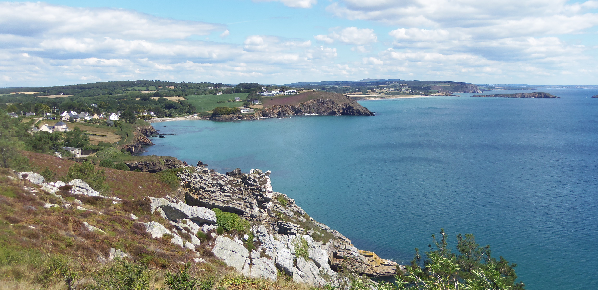 Vue sur le port de plaisance de Morgat